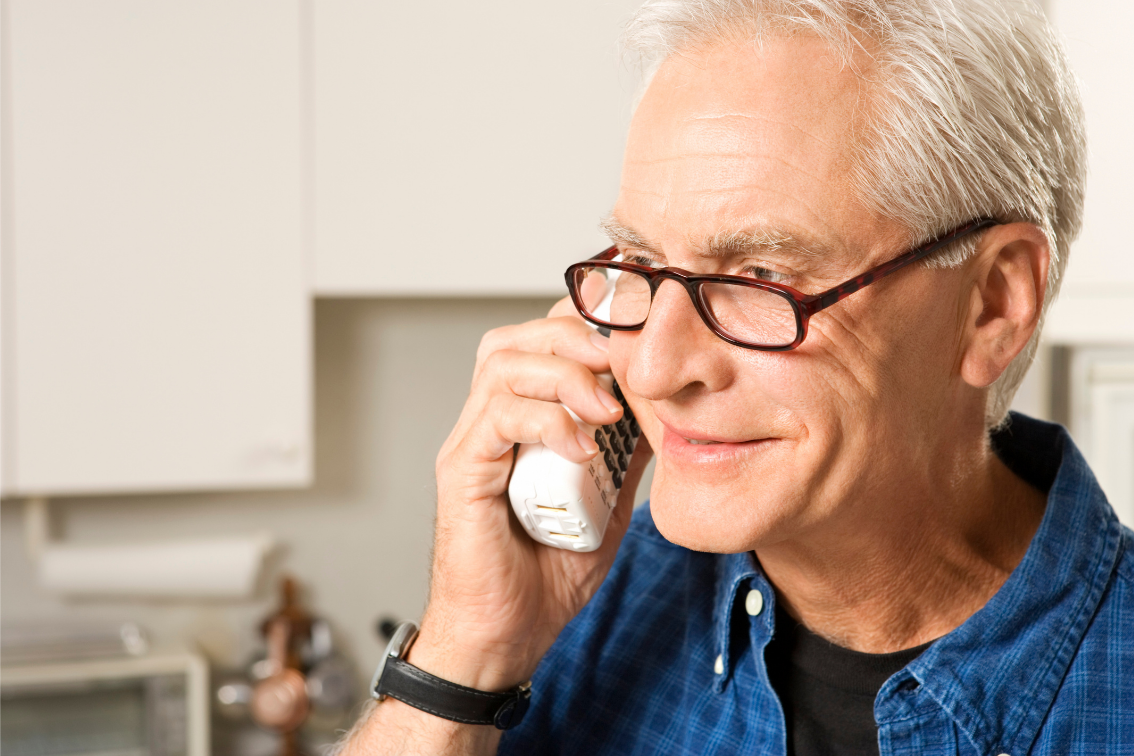 Дедушка с мобильником. Дедушка с телефоном. Телефон для пенсионеров. Пожилой мужчина с телефоном.